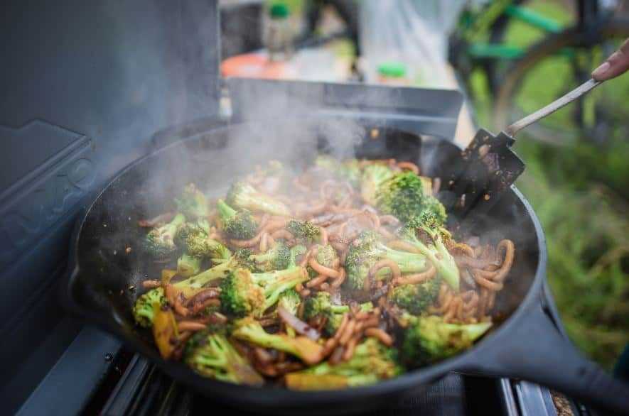 35-quick-and-easy-camping-lunches-for-outdoor-enthusiasts